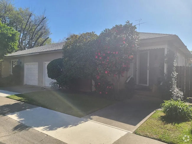 Building Photo - 734-736 McClatchy Way Unit 734 Rental
