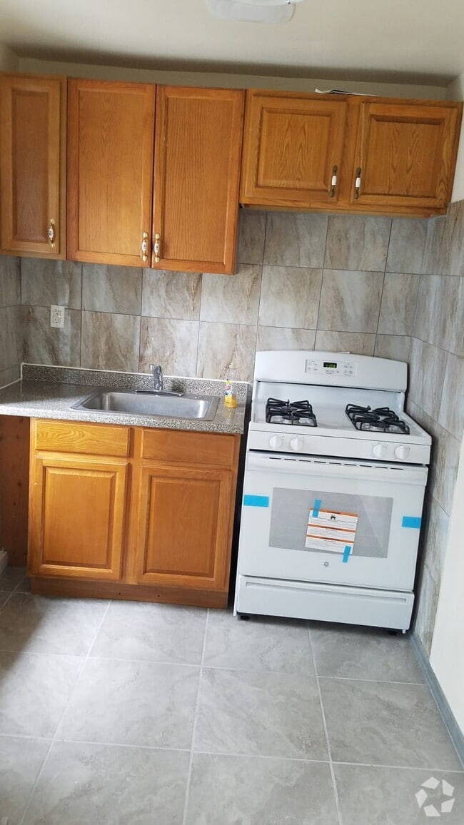 Building Photo - 495 Grand St Unit 3 Rental