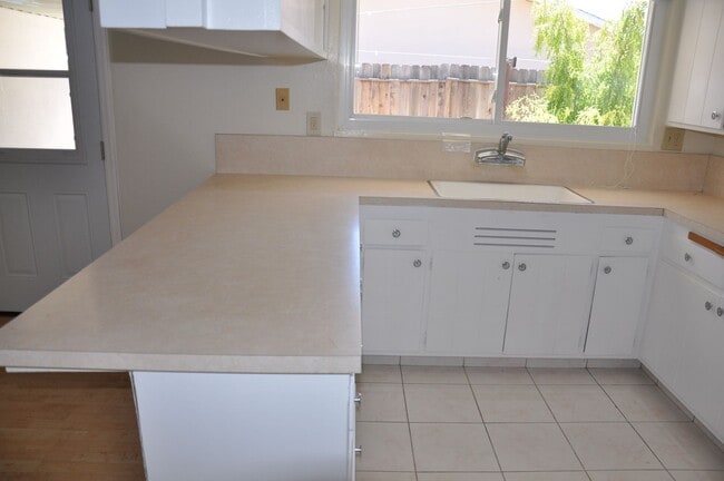1218 Sandia Ave