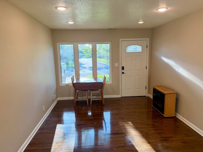 Photo - 2546 S 52 St