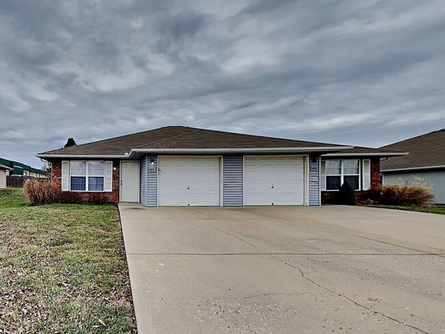 Building Photo - 401 NW Woodbury Dr