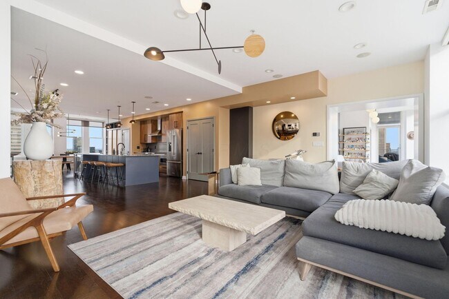 Photo - 145 N High St Unidad 1001