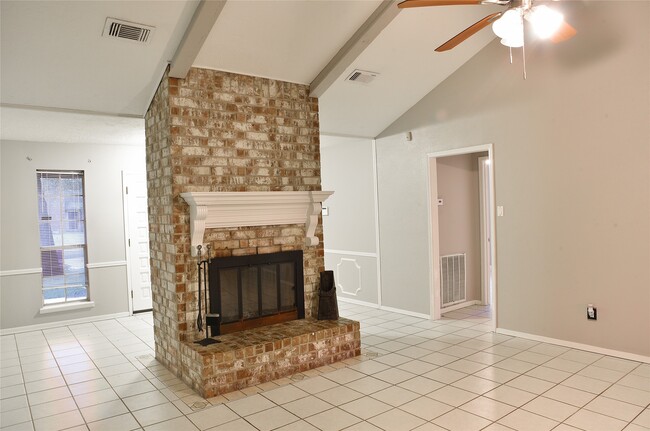 Photo - 323 Edgeton Ct