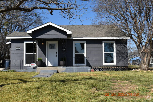 Building Photo - Beautifully Updated near Downtown Fort Worth Rental