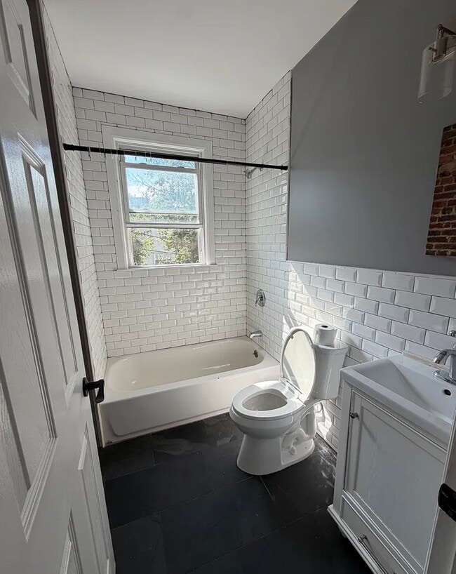 Photo - 1056 Hunterdon St
