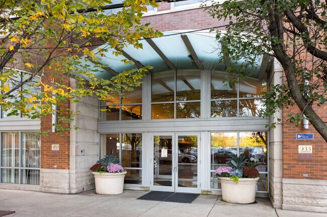 933 W Van Buren building - 933 W Van Buren St Condo Unit 826