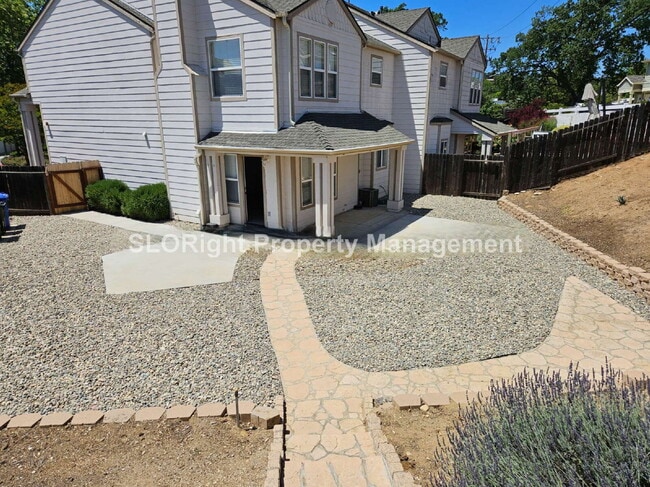 Building Photo - AVAILABLE AUGUST - Spacious 3 Bed / 2.5 Bath Templeton Condo