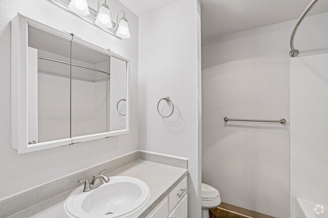 3BR, 2BA - 1,205SF - Bathroom