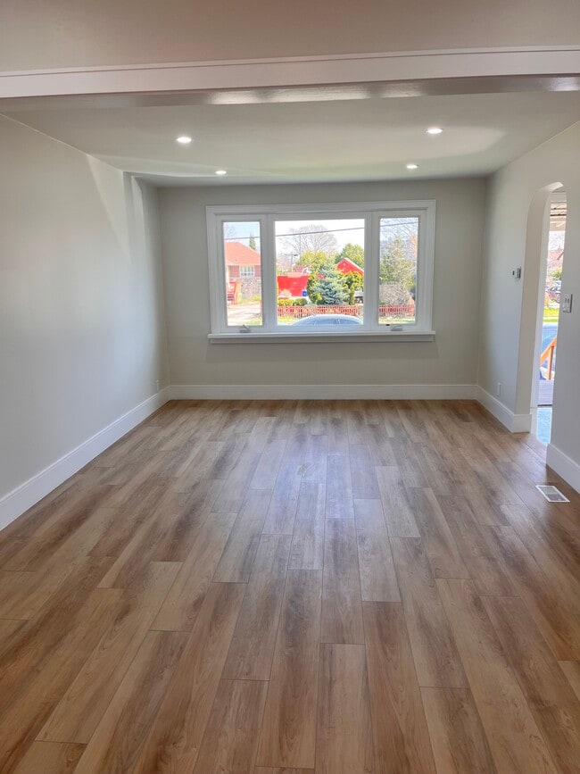 Photo - 206 Wilson Rd S