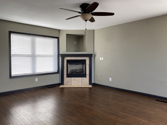 Livingroom with fireplace - 1209 Pinewood Dr