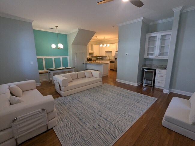 Photo - 305 E Henry St