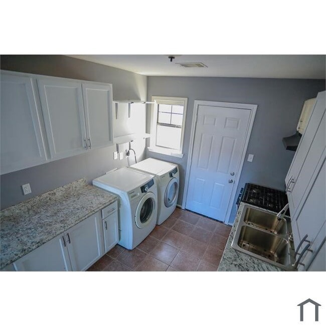 Photo - 3232 Berry St