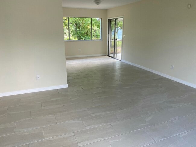 Photo - 255 SW Bridgeport Dr