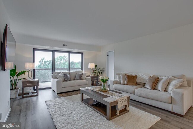 Photo - 203 Yoakum Pkwy Unidad 1217