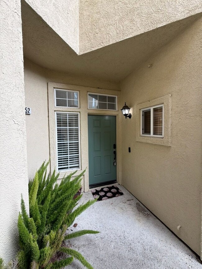 Building Photo - Pleasanton Sienna by Signature Townhouse 2 bed/2.5 bath, New Paint, new appliances, near downtown...