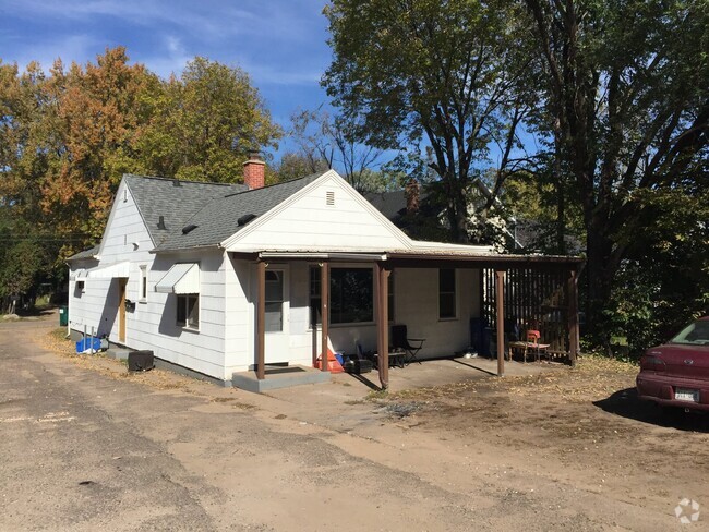 Building Photo - Exciting 4 Bed 1 Bath close to UWEC! Rental