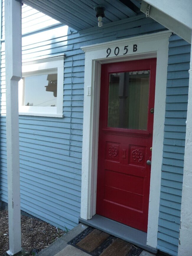 Charming 1+ Bedroom Duplex with Yard (Leschi) House House Rental in