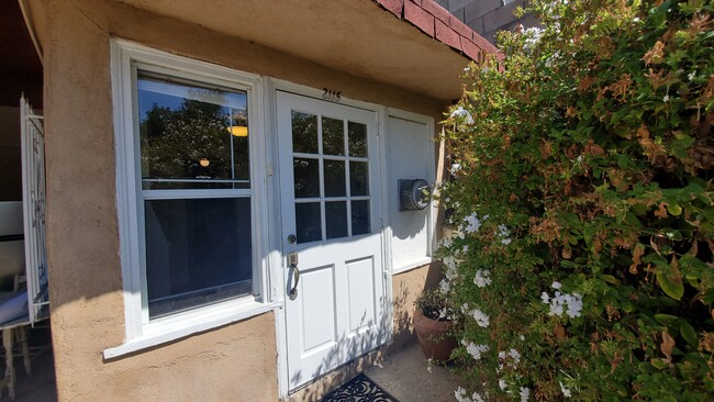 Front Entry - 2115 Duane St Apartamentos Unidad 0