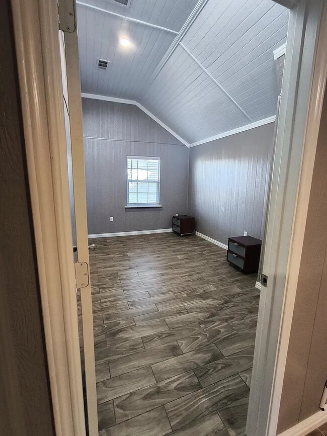 Photo - 512 Irby Ln