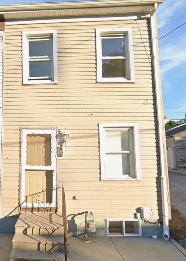 Building Photo - Semi-detached 3 bedroom 1 Bath House with Parking