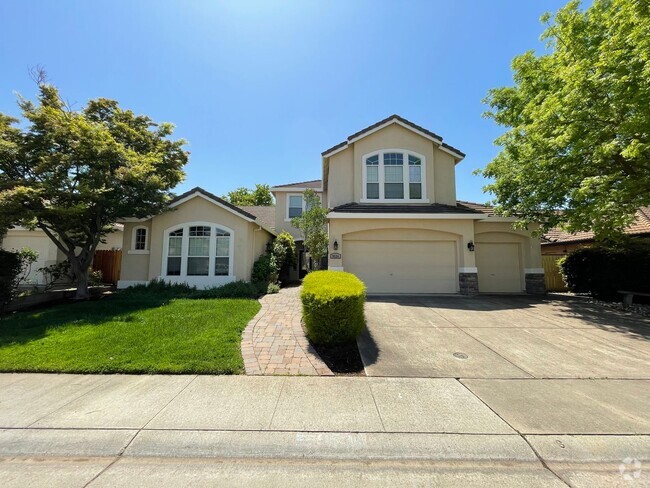 Building Photo - Charming & Spacious 4-Bedroom Home in Desi...