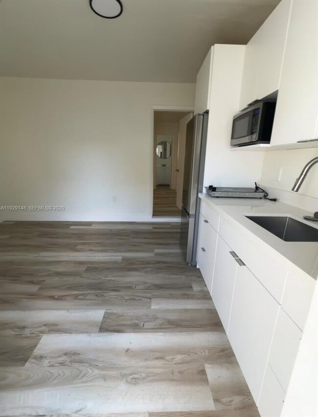 Building Photo - 111 SW 31st Ct Unit 4