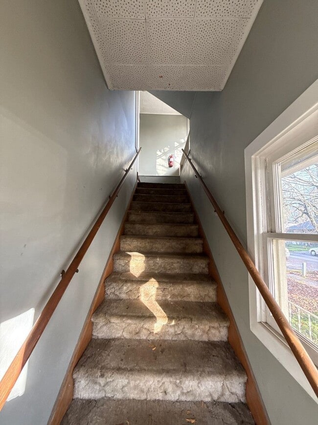 Photo - 635A Thompson Avenue Northeast