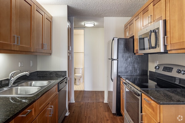 2BR, 2BA - 1,352SF - Kitchen - Columbus Plaza