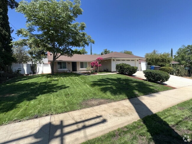 Building Photo - 4 bed with 2 baths in Riverside, CA next t... Rental