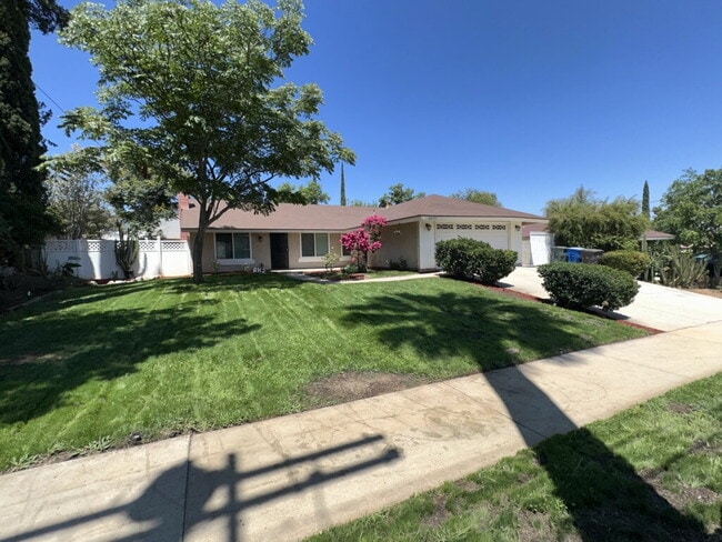 Building Photo - 4 bed with 2 baths in Riverside, CA next t... Rental