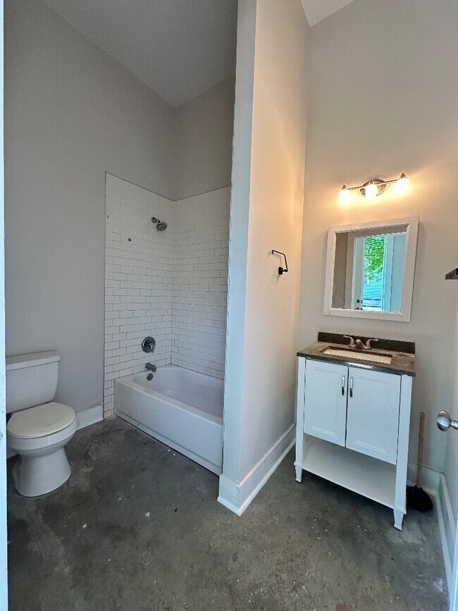 Chic 1BR with High Ceilings, In-Unit Laundry, and Courtyard—Near Mid-City Favorites