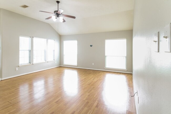 Photo - 5714 Straight Way