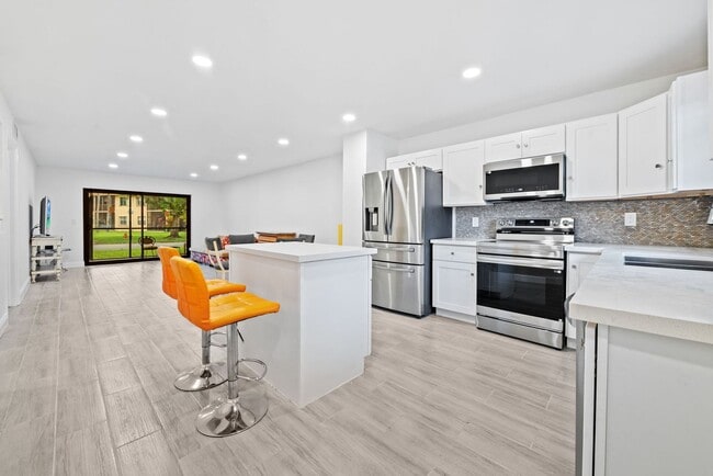 Building Photo - Fully Renovated 2 Bed / 2 Bath – Everything New!