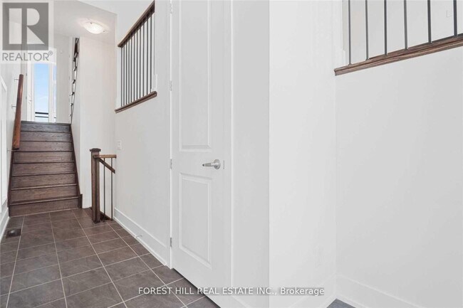 Photo - 9144 Bathurst St