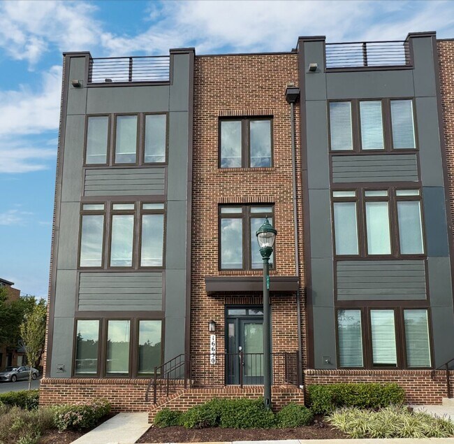 Building Photo - Stunning 4 BR/4.5 BA EOG Townhome in Rockv...