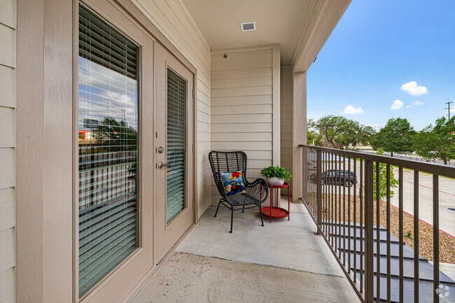 1BR, 1BA - 834SF