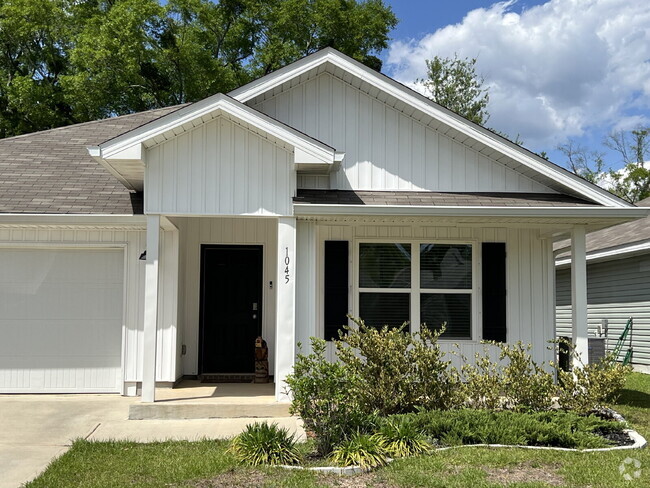 Building Photo - Spacious 4-Bedroom Rental in Quiet Pensaco...