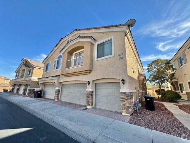 Building Photo - LOVELY 2 BEDROOM 2.5 BATHROOM TOWNHOUSE LO...