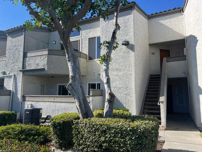 Vista de la unidad desde el estacionamiento. - 8 Town and Country Rd