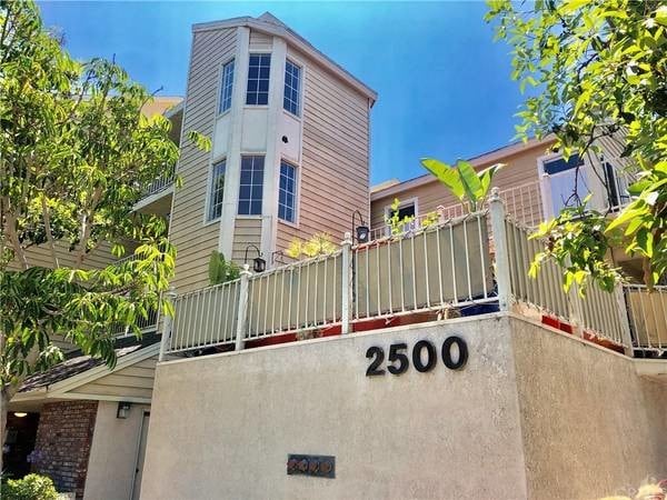 Building Photo - 2500 E 4th St Unit 204