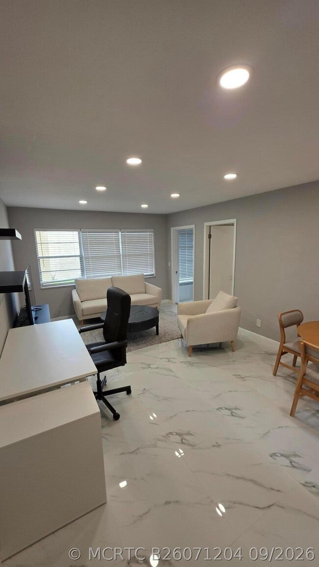 Building Photo - 319 Lake Frances Dr Unit 319