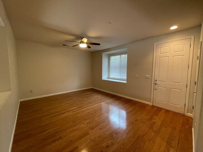 Photo - Nice Townhome w/ Detached Garage, Granite ...