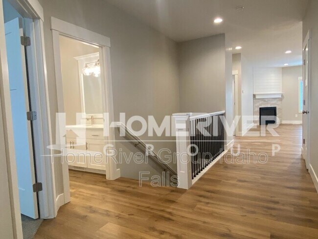 Photo - 690 Silvermaple Dr Townhome