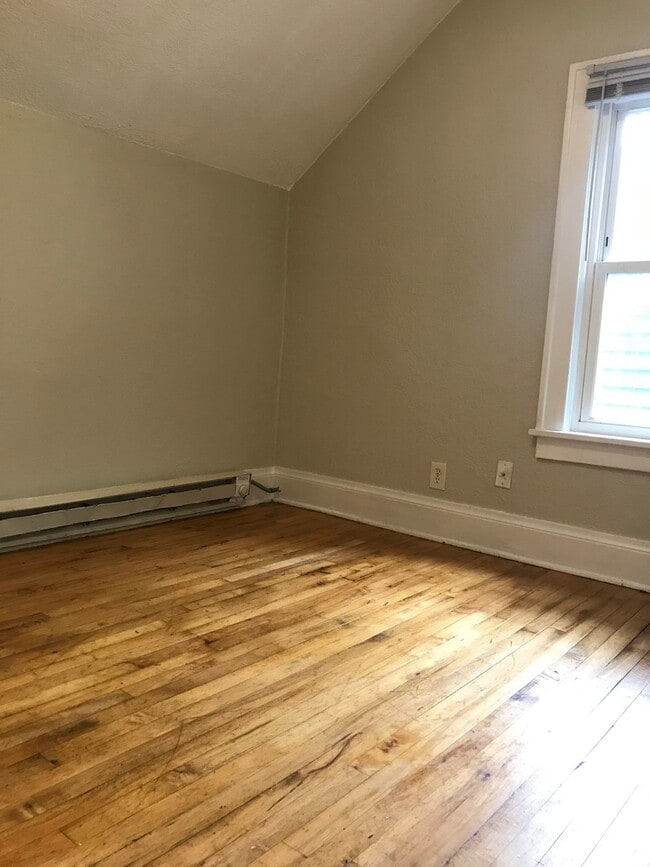 Photo - Single Family Home - LAUNDRY INCLUDED! HUGE YARD!