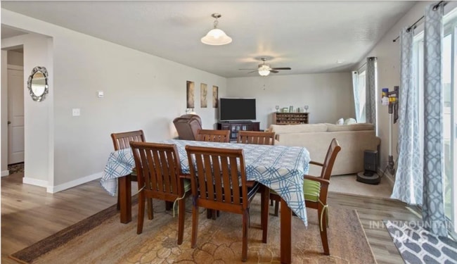 Photo - 765 SW Huebert St