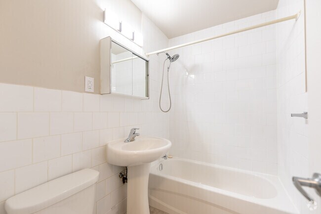 1BR, 1BA - 650SF - Bathroom - 150 Culford Rd