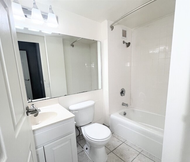 1 BD, 1 BA (B) - 520 SF - Bathroom