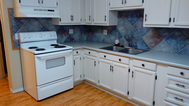 THIS IS A LEASE TAKE OVER - PLEASE CONTACT... - THIS IS A LEASE TAKE OVER - PLEASE CONTACT... Condo