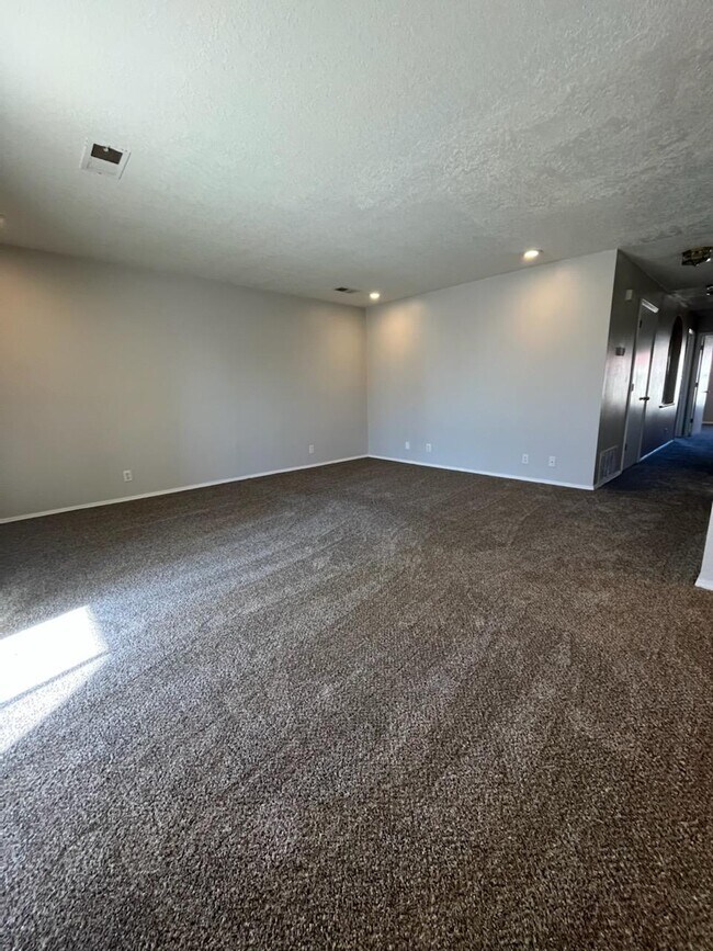 Photo - 805 Country Club Dr SE