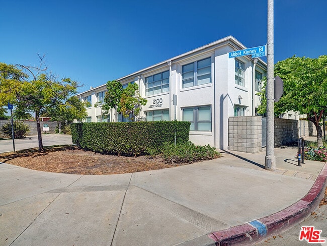 Building Photo - 2100 Abbot Kinney Blvd Unit 7